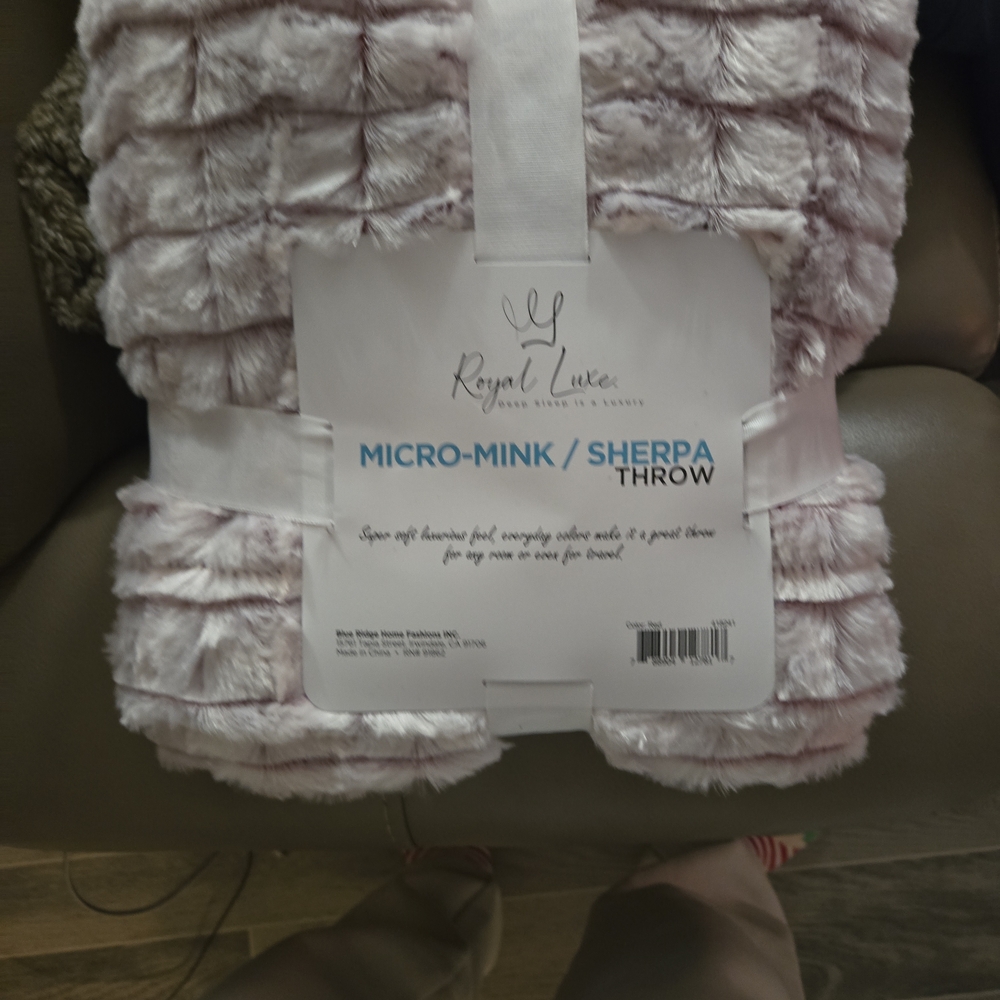 Royal Luxe Micro-Mink Sherpa Throw - Picture 2 of 2